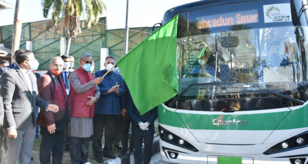 सीएम ने इलेक्ट्रिक बस का ट्रायल रन का फ्लैग ऑफ कर शुभारम्भ किया