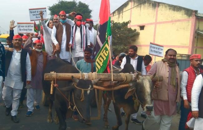 ट्रैक्टर, बैलगाड़ी पर सवार होकर समाजवादी पार्टी के सपाइयों ने किया प्रदर्शन