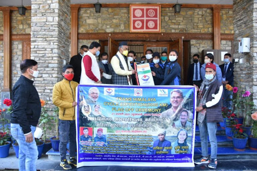 महिला ट्रांस हिमालय साइक्लिंग अभियान को फ्लैग ऑफ किया