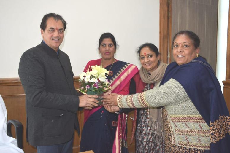 स्पीकर ने महिला विधायकों को सम्मानित किया