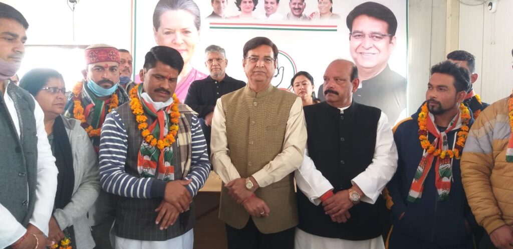 आम आदमी पार्टी छोड़कर कांग्रेस की सदस्यता ग्रहण की