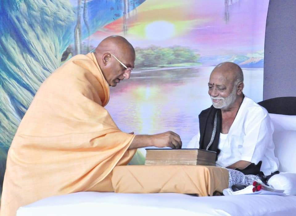 धन कम, तन मध्यम और मन विशाल रखोः मोरारी बापू  