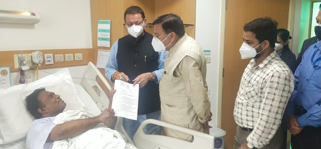 विधायक देशराज कर्णवाल से Health की जानकारी लेने पहुंचे मुख्यमंत्री धामी