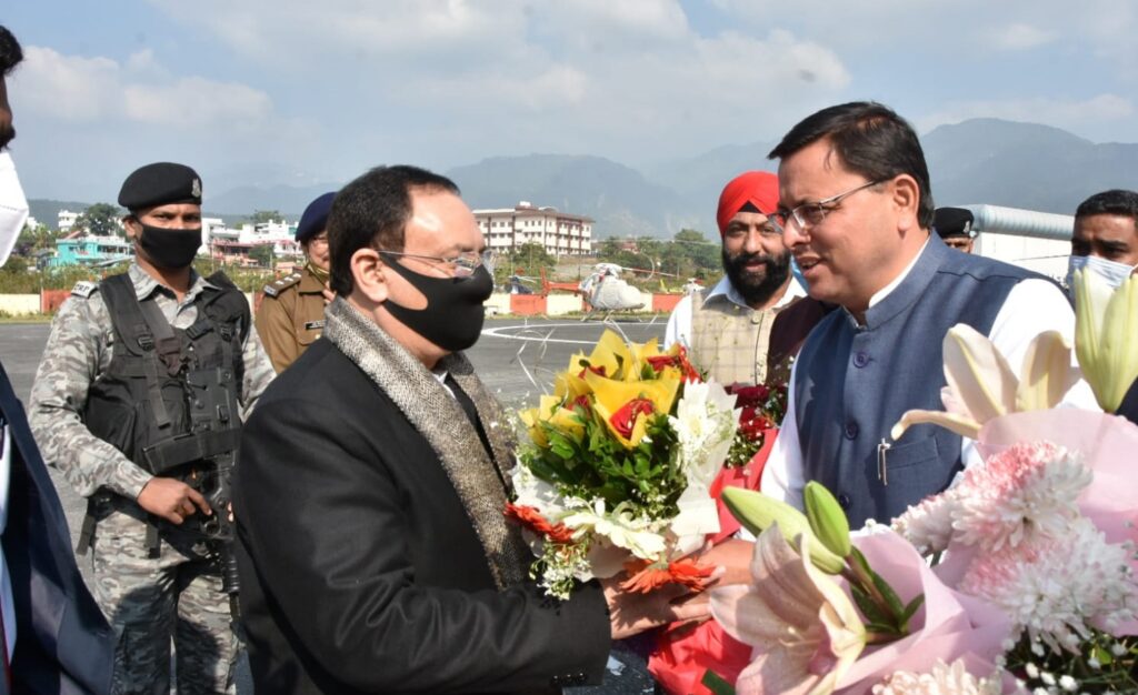 भाजपा के राष्ट्रीय अध्यक्ष जेपी नड्डा का दून पहुंचने पर सीएम व मंत्रियों ने किया स्वागत