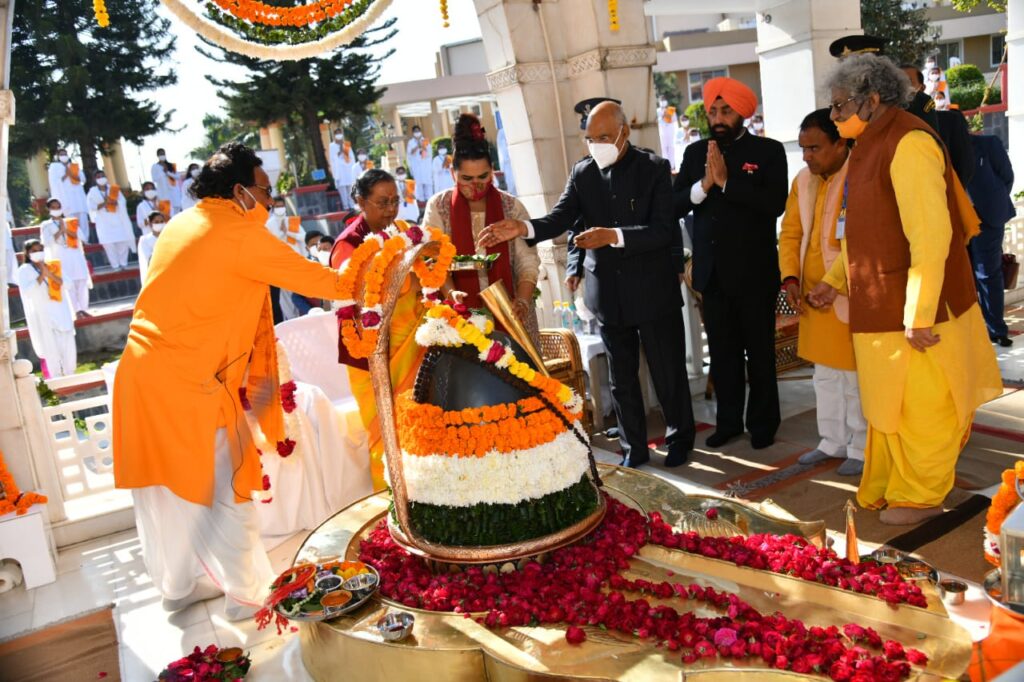 राष्ट्रपति ने शांतिकुंज के प्रज्ञेश्वर महादेव मन्दिर में पूजा अर्चना कर भगवान शिव का आशीर्वाद लिया