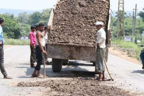 घटिया पैचवर्क पर ग्रामीणों में नाराजगी जताई