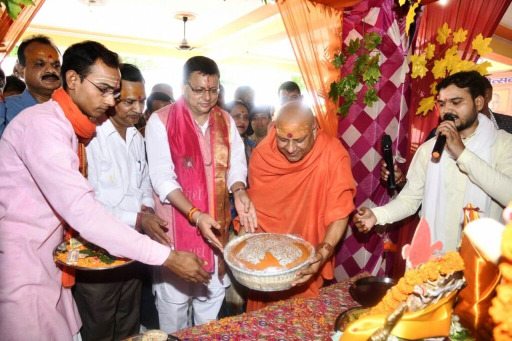 सीएम धामी ने प्राचीन हनुमान मंदिर में की पूजा-अर्चना