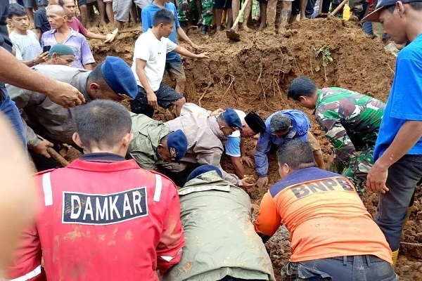 Indonesia में भूस्खलन, बाढ़ से सात लोगों की मौत