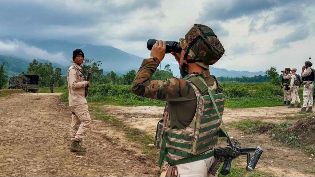 इस्लामाबाद । Pakistan के उत्तर-पश्चिमी खैबर पख्तूनख्वा (केपी) प्रांत से राजधानी इस्लामाबाद जा रहे विदेशी राजनयिकों के काफिले को निशाना बनाकर आतंकियों ने हमला किया है। आतंकियों द्वारा किए गए विस्फोट में एक पुलिसकर्मी की मौत हो गई और तीन अन्य घायल हो गए। पाकिस्तान के विदेश मंत्रालय ने एक बयान में कहा कि खैबर पख्तूनख्वा के स्वात जिले में एक एडवांस स्काउट पुलिस वाहन पर एक आईईडी विस्फोट हुआ, जिसके कारण पुलिस के कई जवान हताहत हुए हैं। राजनयिकों का समूह सुरक्षित इस्लामाबाद लौट आया है। विदेश कार्यालय ने कहा, हमारी संवेदनाएं मृतक पुलिसकर्मी के परिवार और घटना में घायल हुए तीन लोगों के साथ हैं। इस तरह की आतंकवादी गतिविधियां पाकिस्तान को आतंकवाद के खिलाफ लड़ाई में उसकी प्रतिबद्धता से नहीं रोक पाएंगी। रिपोर्ट के अनुसार, आतंकवादियों ने जिस पुलिस वाहन को निशाना बनाया गया वह 11 विदेशी राजनयिकों को ले जा रहे काफिले में सबसे आगे था। हमले में पुलिसकर्मी बुरहान की मौत हुई है। जबकि तीन घायलों में एक सब-इंस्पेक्टर भी शामिल बताया जा रहा है। सभी राजदूत सुरक्षित हैं। उन्हें इस्लामाबाद भेज दिया गया है। यह विस्फोट शेराबाद उपनगर में उस वक्त हुआ जब राजनयिक मिंगोरा में चैंबर ऑफ कॉमर्स में एक कार्यक्रम के बाद मालम जब्बा जा रहे थे। पाकिस्तान के राष्ट्रपति आसिफ अली जरदारी ने इस घटना की कड़ी निंदा की है। राष्ट्रपति भवन से जारी बयान के अनुसार, आसिफ अली जरदारी ने हमले में मारे गए पुलिसकर्मी को श्रद्धांजलि दी। राष्ट्रपति ने हमले में घायल हुए सभी लोगों के जल्द स्वस्थ होने की प्रार्थना की और शोक संतप्त परिवार के प्रति अपनी संवेदनाएं व्यक्त की।